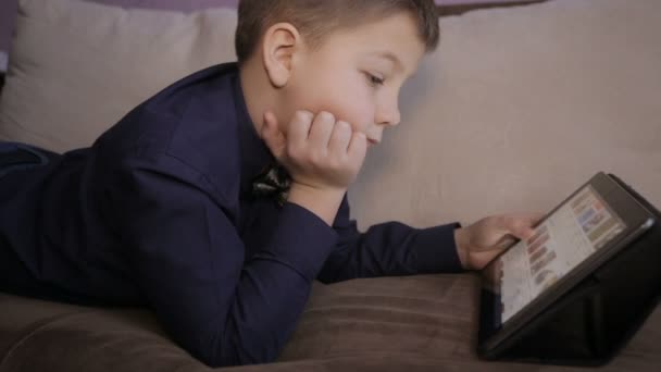 Chłopak gra na tablecie. Pełny hd wideo — Wideo stockowe