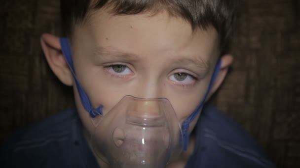 Το αγόρι αναπνέει από τον εισπνευστήρα. — Αρχείο Βίντεο