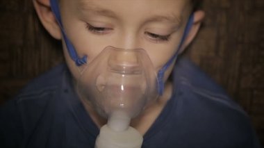 Çocuk solunum cihazından nefes alıyor.