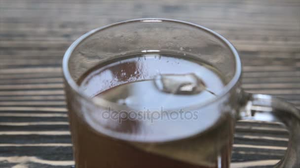 Tè caldo in una ciotola di vetro. — Video Stock