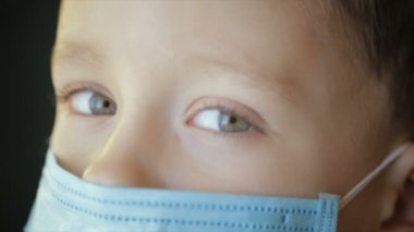 Çocuklar yüz kapatmak tıbbi sargı portre