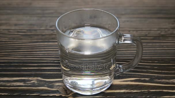Agua hervida en un vaso de vidrio.Full hd video — Vídeos de Stock