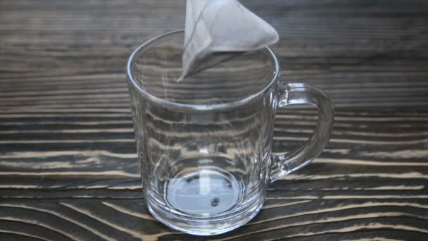 Thé Teabag dans une tasse en verre. — Video