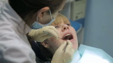 Bir resepsiyonda diş hekimi hastaya