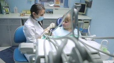 Bir resepsiyonda diş hekimi hastaya