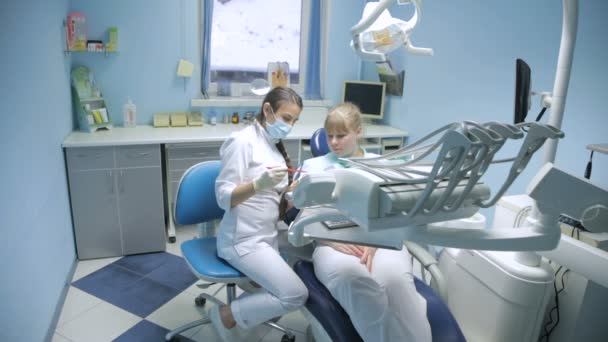 Patient an der Rezeption beim Zahnarzt — Stockvideo