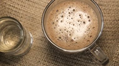 Cam fincan kapuçino ve bir bardak su