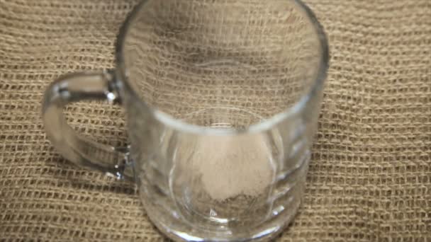 Coffee powder in a glass dish — Stock Video