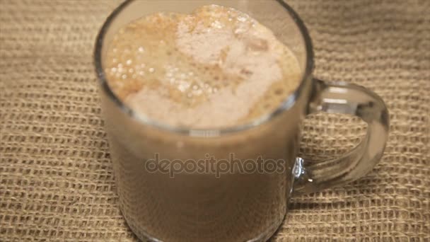 Bebida de café llena de agua hirviendo en una taza de vidrio al saquear — Vídeo de stock