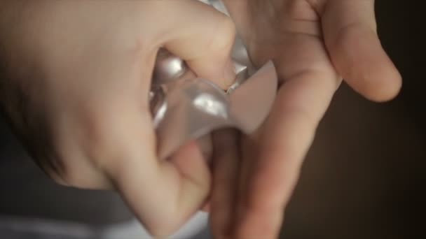 Medikomenty na palma da mão de uma criança — Vídeo de Stock