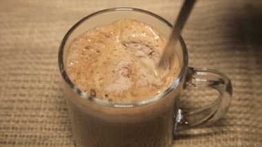 Kremalı şeffaf bir fincan kahve