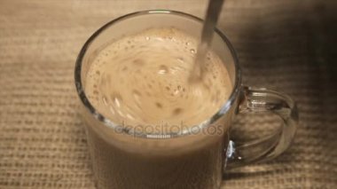 Kremalı şeffaf bir fincan kahve