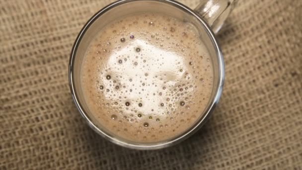 Cappuccino com espuma em copo branco — Vídeo de Stock