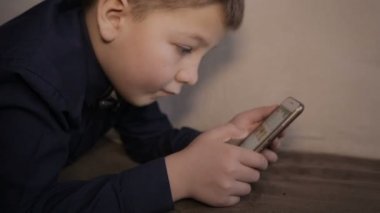 Bir çocuk smartphone üzerinde çalış