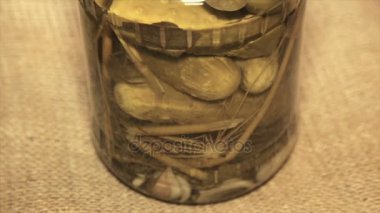 Cam kap konserve salatalık ile