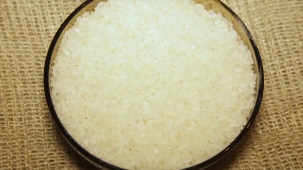 Μερίδα του ρυζιού σε ένα μπολ, γκρο πλαν, με περιστροφή — Αρχείο Βίντεο