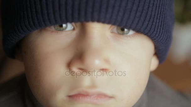 Retrato de un niño con sombrero de invierno. Vídeo completo hd — Vídeo de stock