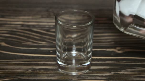 Een glas wodka, gegoten close-up. Full hd-video — Stockvideo