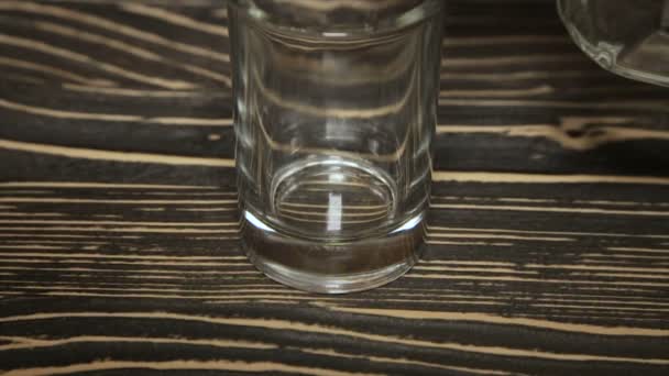 Een glas wodka, gegoten close-up. Full hd-video — Stockvideo