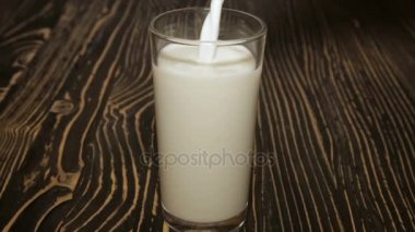 Bir bardak taze süt. Yakın çekim