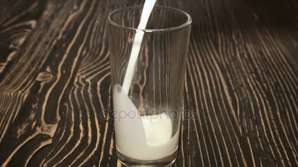 Čerstvé mléko ve skle. Detailní záběr — Stock video
