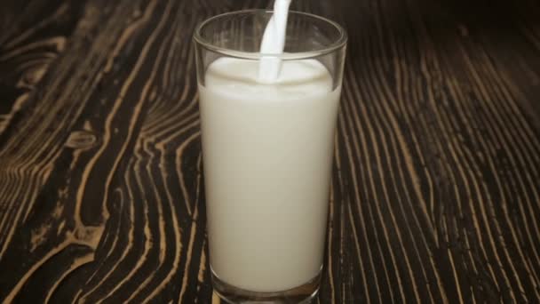 Φρέσκο γάλα σε ένα ποτήρι. Κοντινό πλάνο — Αρχείο Βίντεο