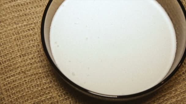 Una porción de la sal en un plato, giratorio, primer plano — Vídeos de Stock