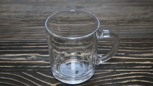 Theezakje thee in een beker glas. Full hd-video — Stockvideo