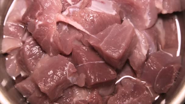 Carne fresca cruda cortada en trozos, en rotación, de cerca — Vídeo de stock