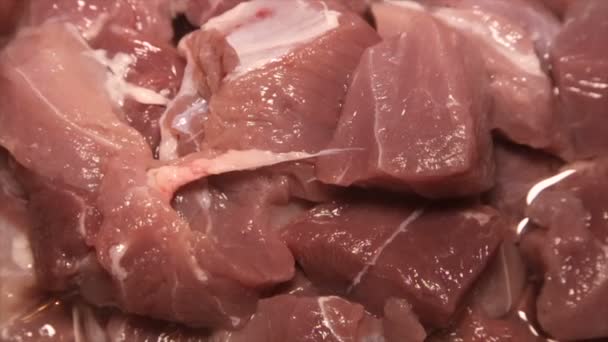 Carne fresca cruda cortada en trozos, en rotación, de cerca — Vídeos de Stock