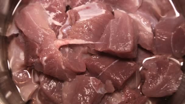 Свежее сырое мясо, разрезанное на куски, при вращении крупным планом — стоковое видео