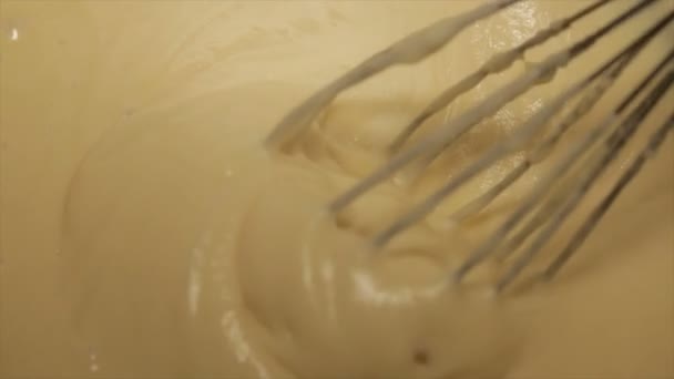 Mélange de pâte fraîche fouetter. Gros plan  . — Video