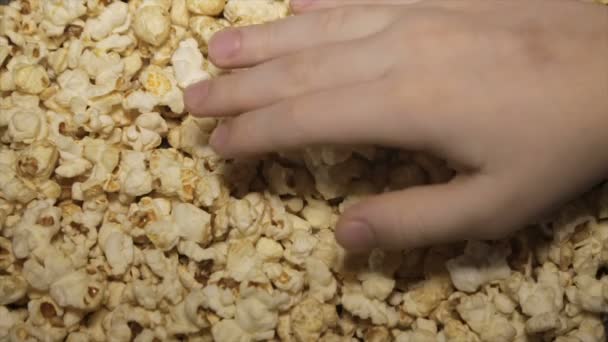 El niño toma las palomitas de maíz, de cerca — Vídeos de Stock
