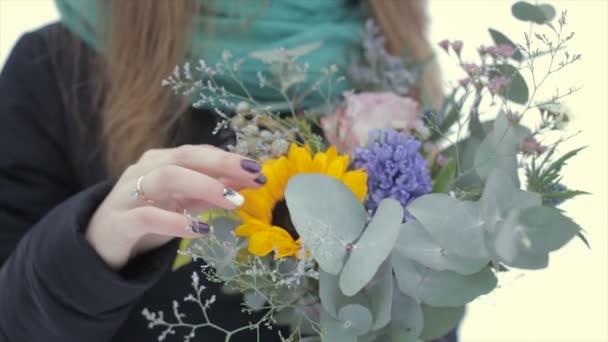 Close-up, segurando um buquê de flores em um dia de inverno — Vídeo de Stock