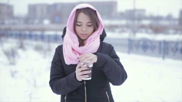 महिला कागद कप पासून कॅपुचीनो कॉफी पिण्याचे — स्टॉक व्हिडिओ
