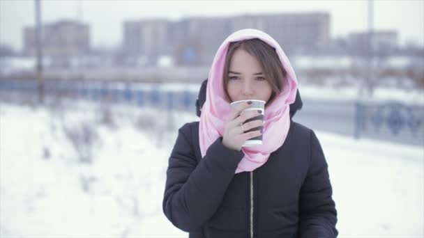 Frau trinkt Cappuccino aus Pappbecher — Stockvideo