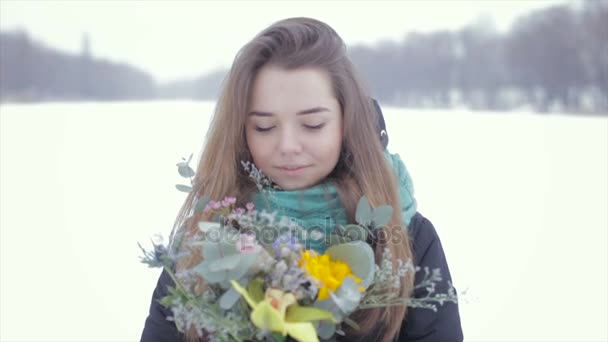 Fille avec un bouquet de fleurs sur un lac gelé.Mouvement lent — Video