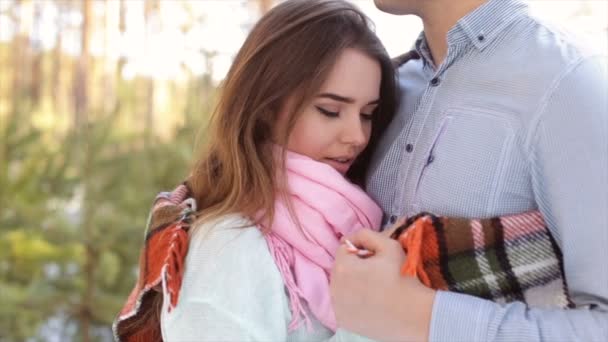 Mężczyzna delikatnie przytulić na ramionach dziewczyny na świeżym powietrzu, w lesie. Pełny hd wideo. — Wideo stockowe