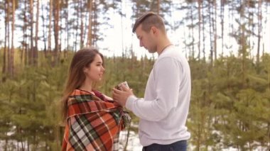 Mutlu çift kış orman içinde. Dolu hd video