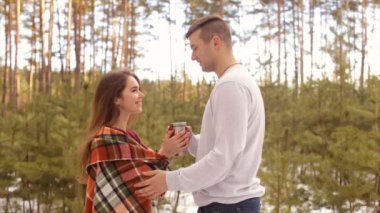 Mutlu çift kış orman içinde. Dolu hd video