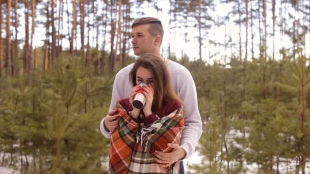 Casal feliz na floresta de inverno.Vídeo hd completo — Vídeo de Stock