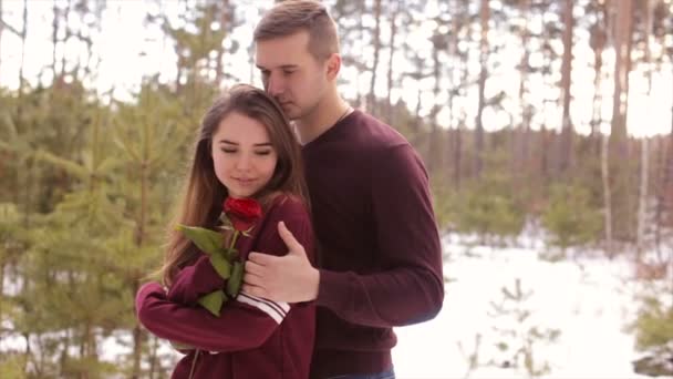Casal feliz na floresta de inverno.Vídeo hd completo — Vídeo de Stock