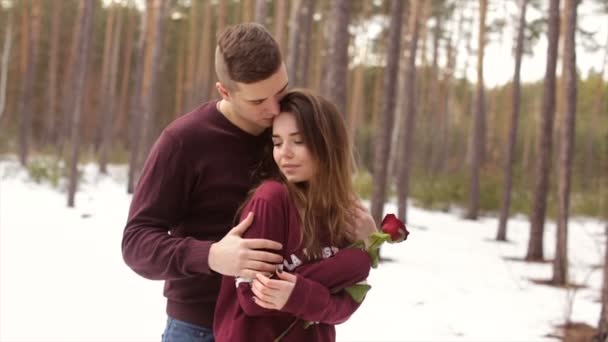 Lyckliga paret i vinter skog. Full hd-video — Stockvideo