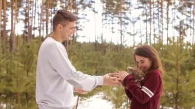 Mutlu çift kış orman içinde. Dolu hd video