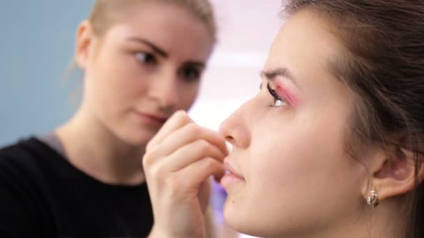 Vizážista dělá make-up, obličeje zblízka — Stock video