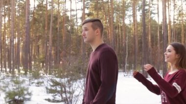 Mutlu çift kış orman içinde. Dolu hd video