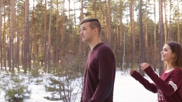 Ευτυχισμένο ζευγάρι στο δάσος του χειμώνα. Πλήρες βίντεο hd — Αρχείο Βίντεο