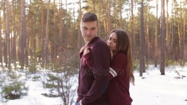 Mutlu çift kış orman içinde. Dolu hd video