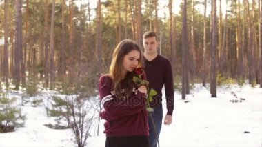 Mutlu çift kış orman içinde. Dolu hd video