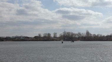 Donmuş bir gölün ortasında kış balıkçılık.